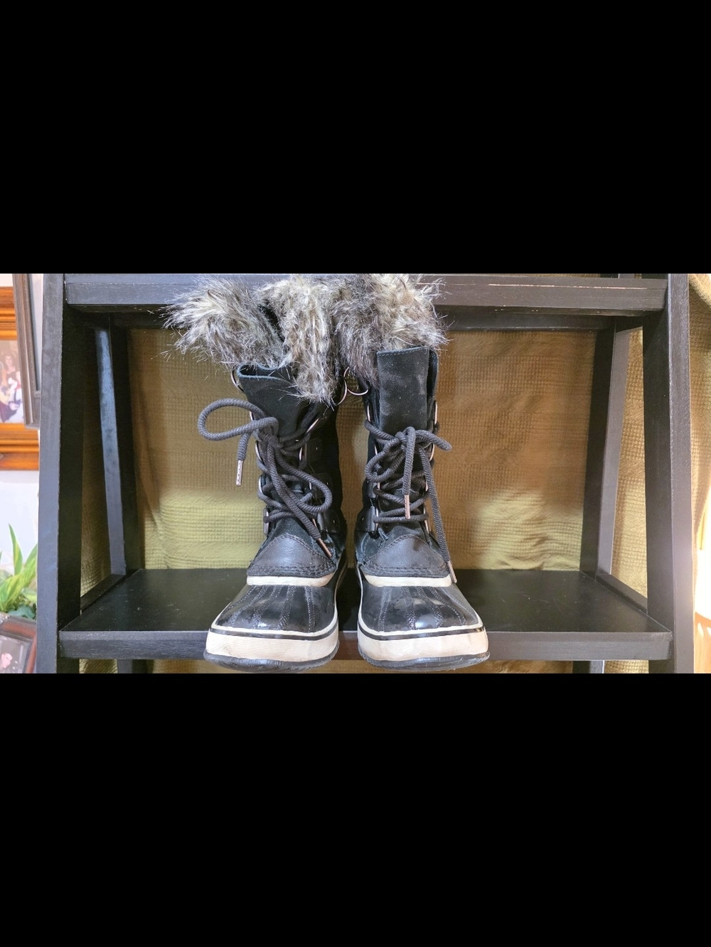 Women’s Black Faux Fur Trim Winter Lace-Up Boots